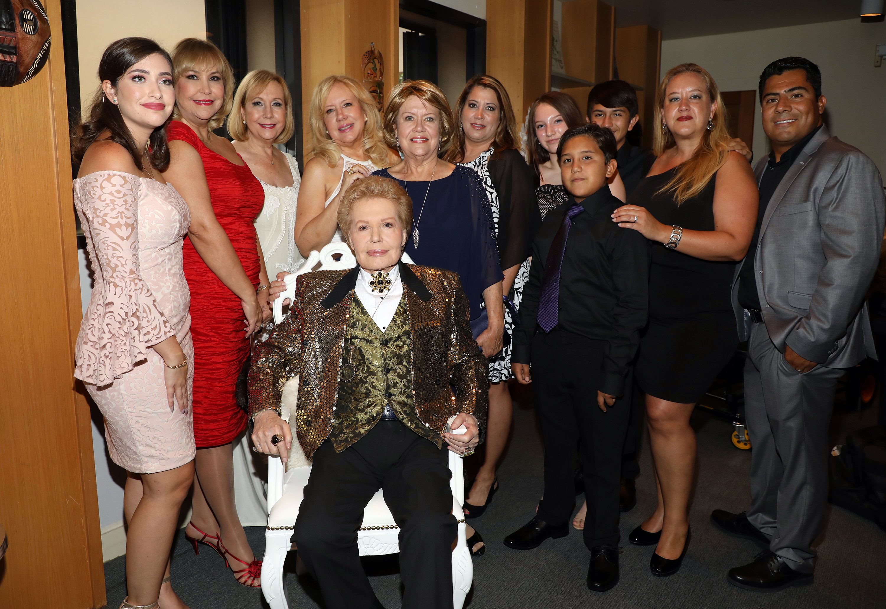Walter Mercado rodeado de amigos y parientes en el estreno de "Mucho, Mucho Amor: 50 Años de Walter Mercado" en el Museo HistoryMiami en agosto de 2019 || Foto: Getty Images Walter Mercado rodeado de amigos y parientes en el estreno de "Mucho, Mucho Amor: 50 Años de Walter Mercado" en el Museo HistoryMiami en agosto de 2019 || Foto: Getty Images