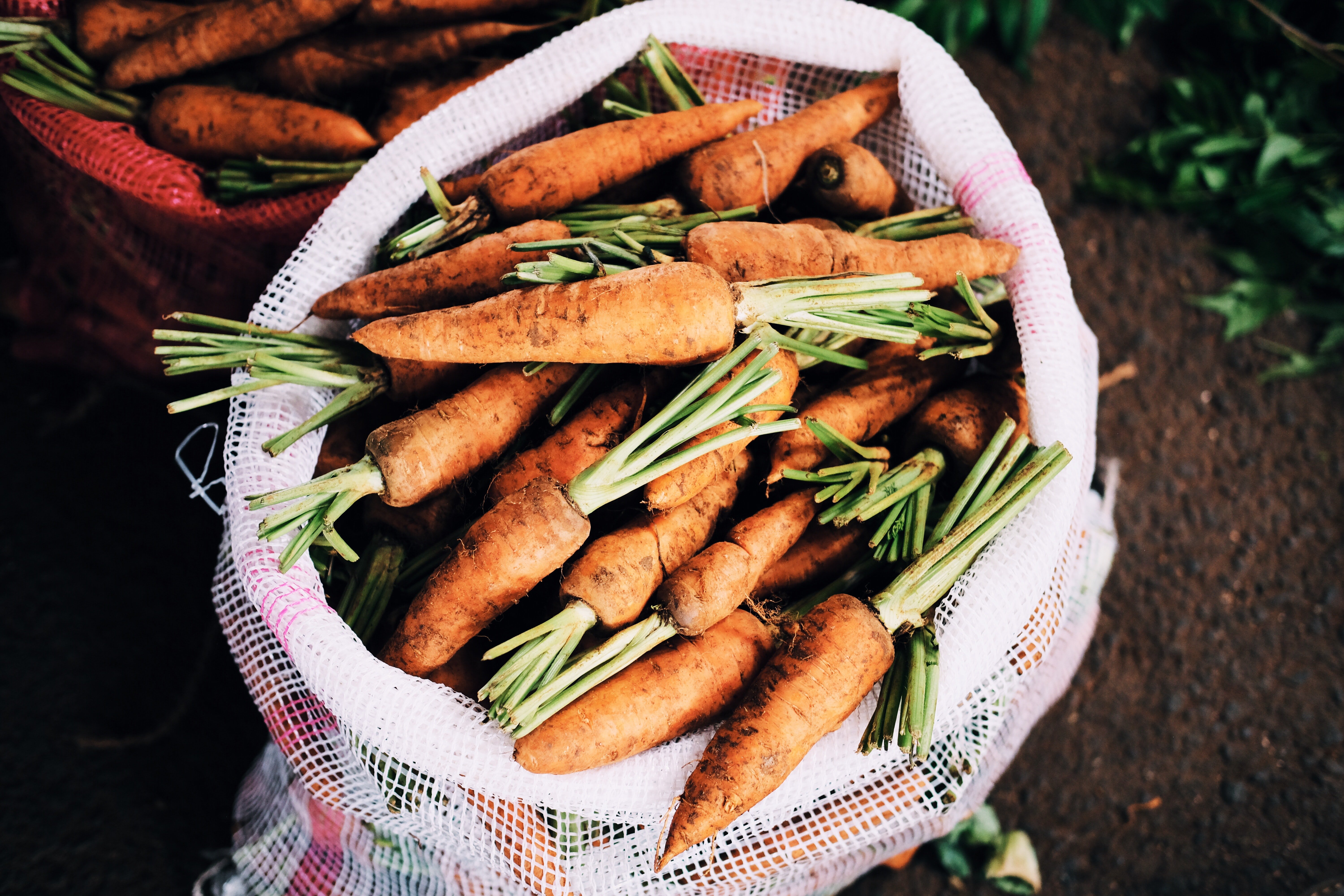 Billy offered bags filled with grains and vegetables to the poor man's family | Photo: Unsplash