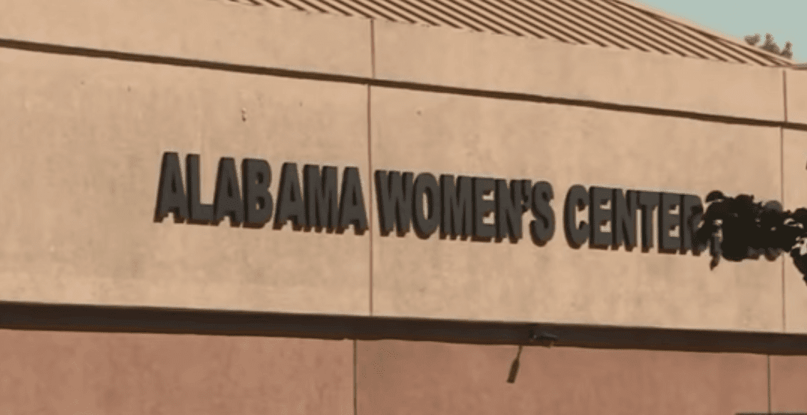 Centro de Mujeres para Alternativas Reproductivas de Alabama. Fuente: YouTube / Daily Mail Centro de Mujeres para Alternativas Reproductivas de Alabama. Fuente: YouTube / Daily Mail