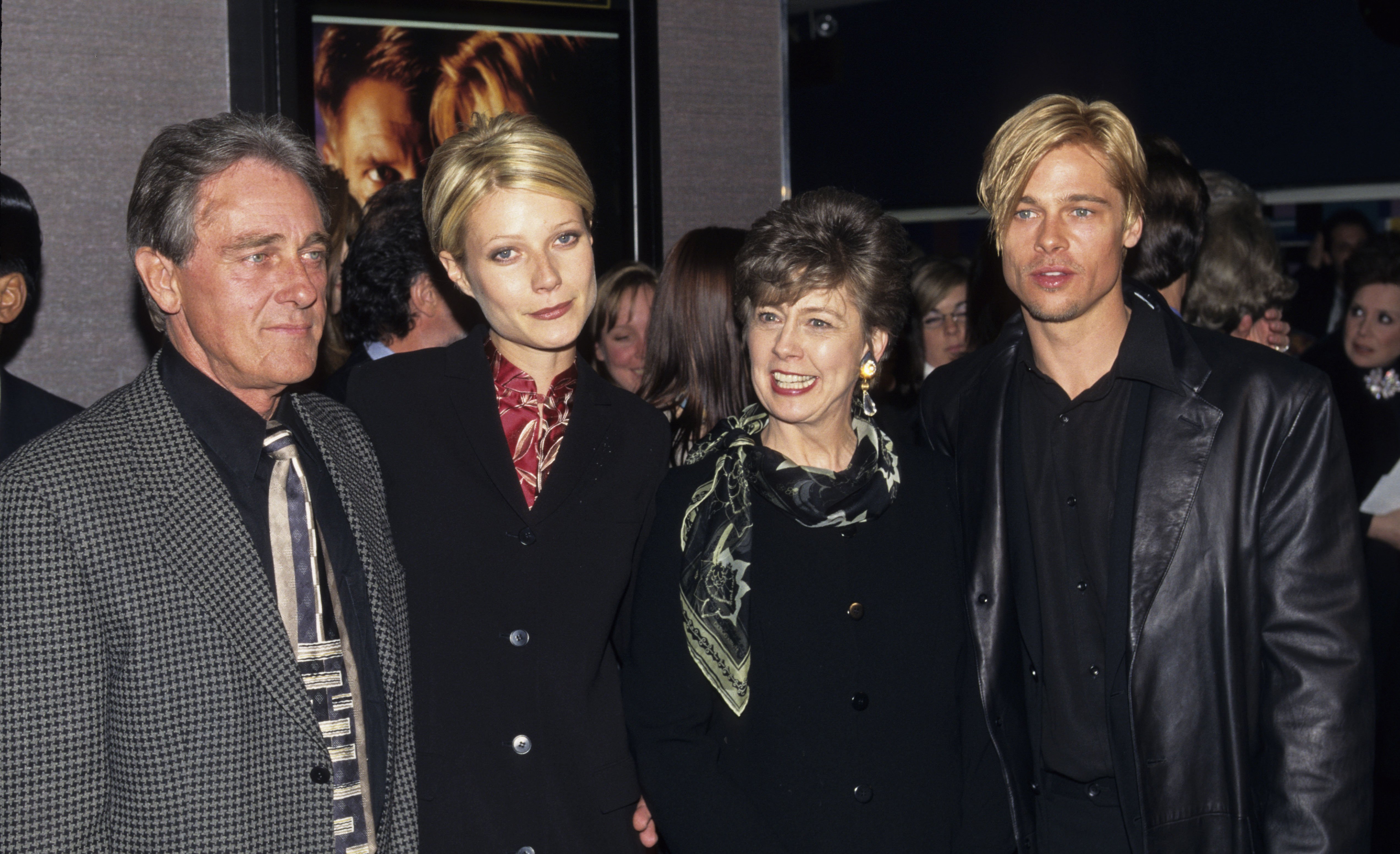 Gwyneth Paltrow, Brad Pitt, Brad Pitts Eltern William und Jane Pitt bei der Premiere von "The Devil's Own" im Jahr 1997. | Quelle: Getty Images