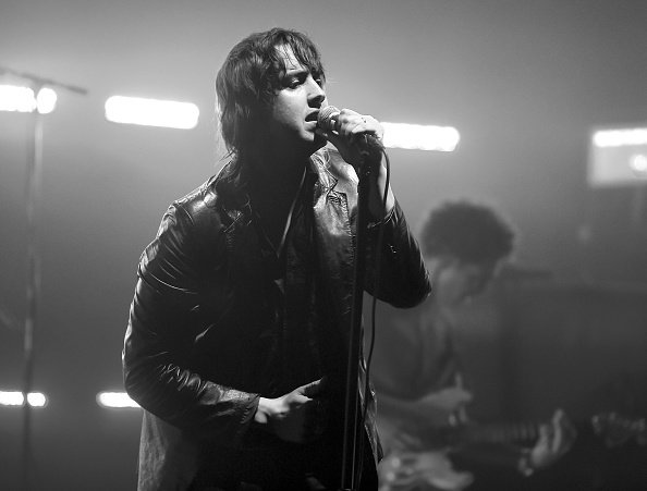 El cantante Julian Casablancas de The Strokes se presenta en el concierto benéfico City of Angels en el Wiltern el 25 de julio de 2016 en Los Ángeles, California. | Fuente: Getty Images
