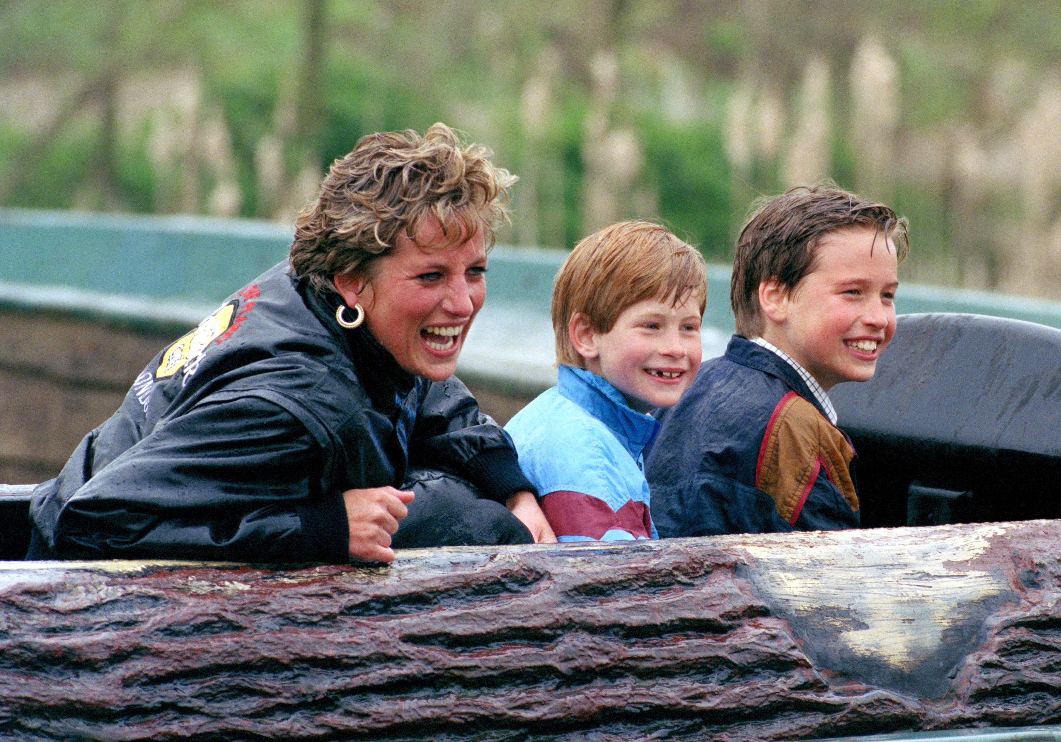 Diana Prinzessin von Wales, Prinz William und Prinz Harry besuchen den Vergnügungspark „Thorpe Park“. | Quelle: Getty Images