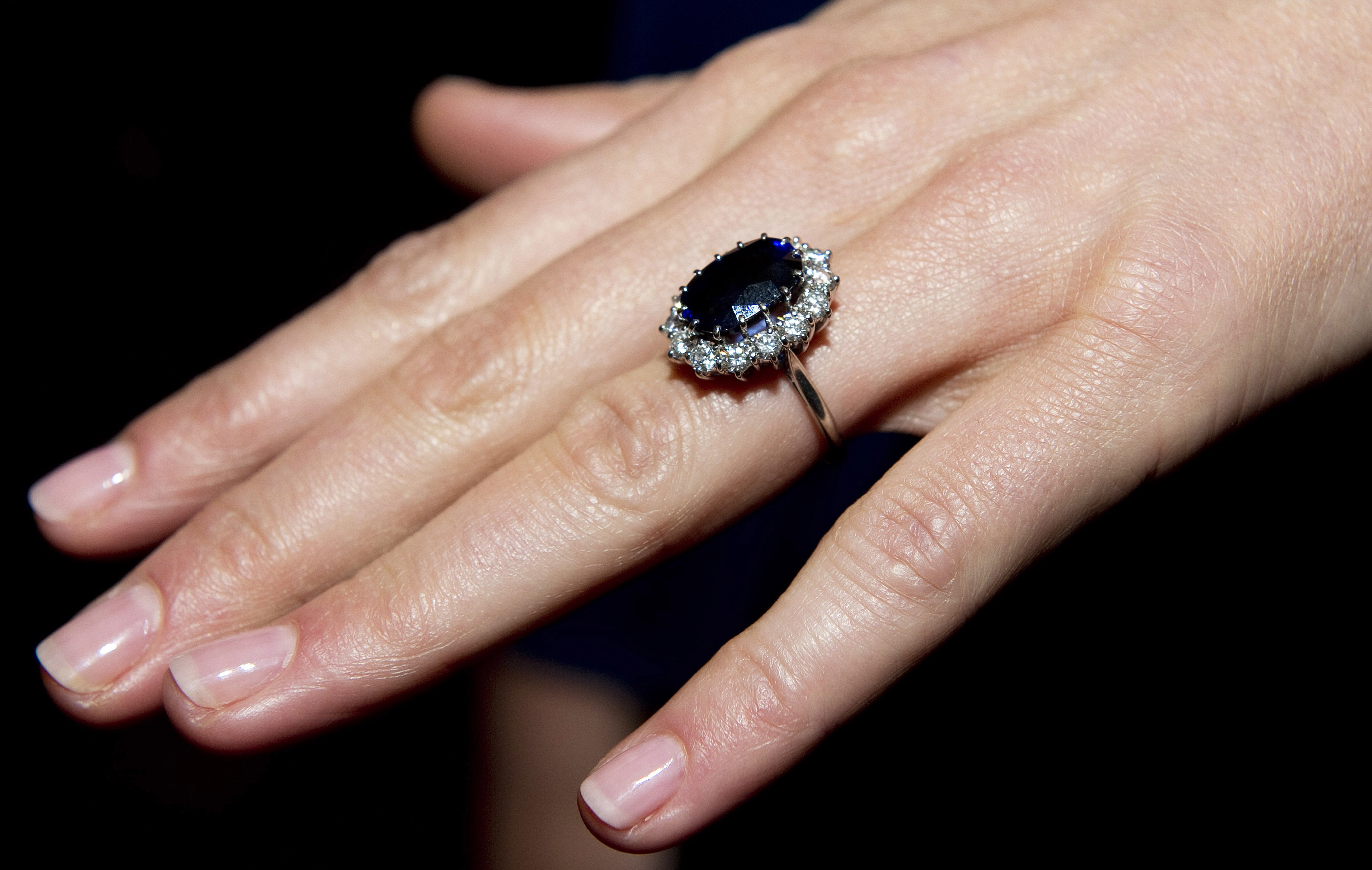 Catherine Middleton usando el anillo de compromiso de su difunta suegra en Londres, 2010. | Foto: Getty Images
