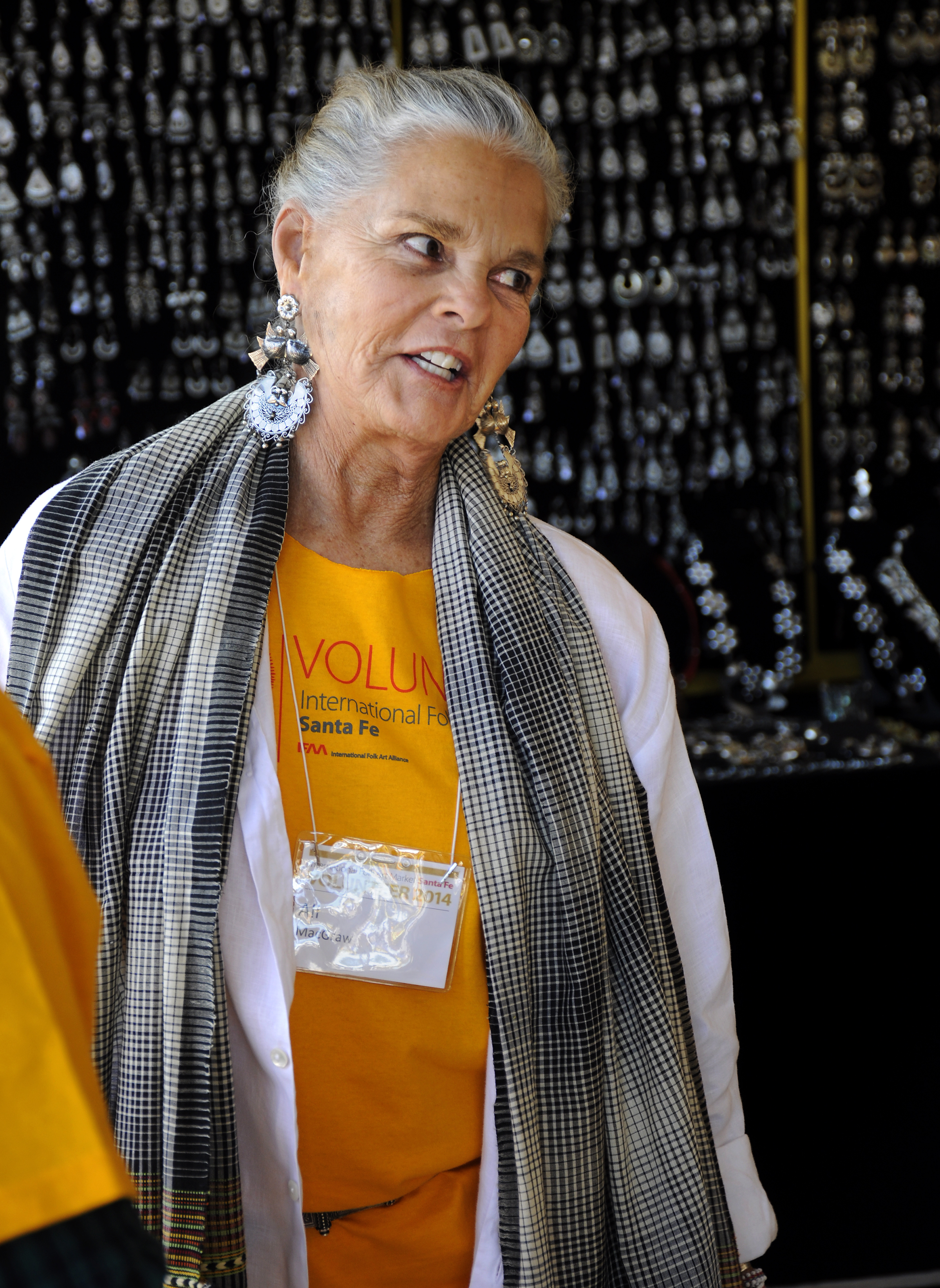 Ali MacGraw working as a volunteer at the annual International Folk Art Market in Santa Fe, New Mexico, in 2014. | Source: Getty Images