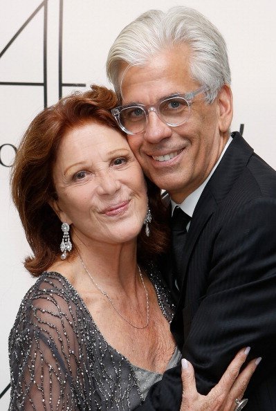 Steve Bakunas and Linda Lavin pose backstage following their performance at 54 Below on September 17, 2012, in New York City. | Source: Getty Images.
