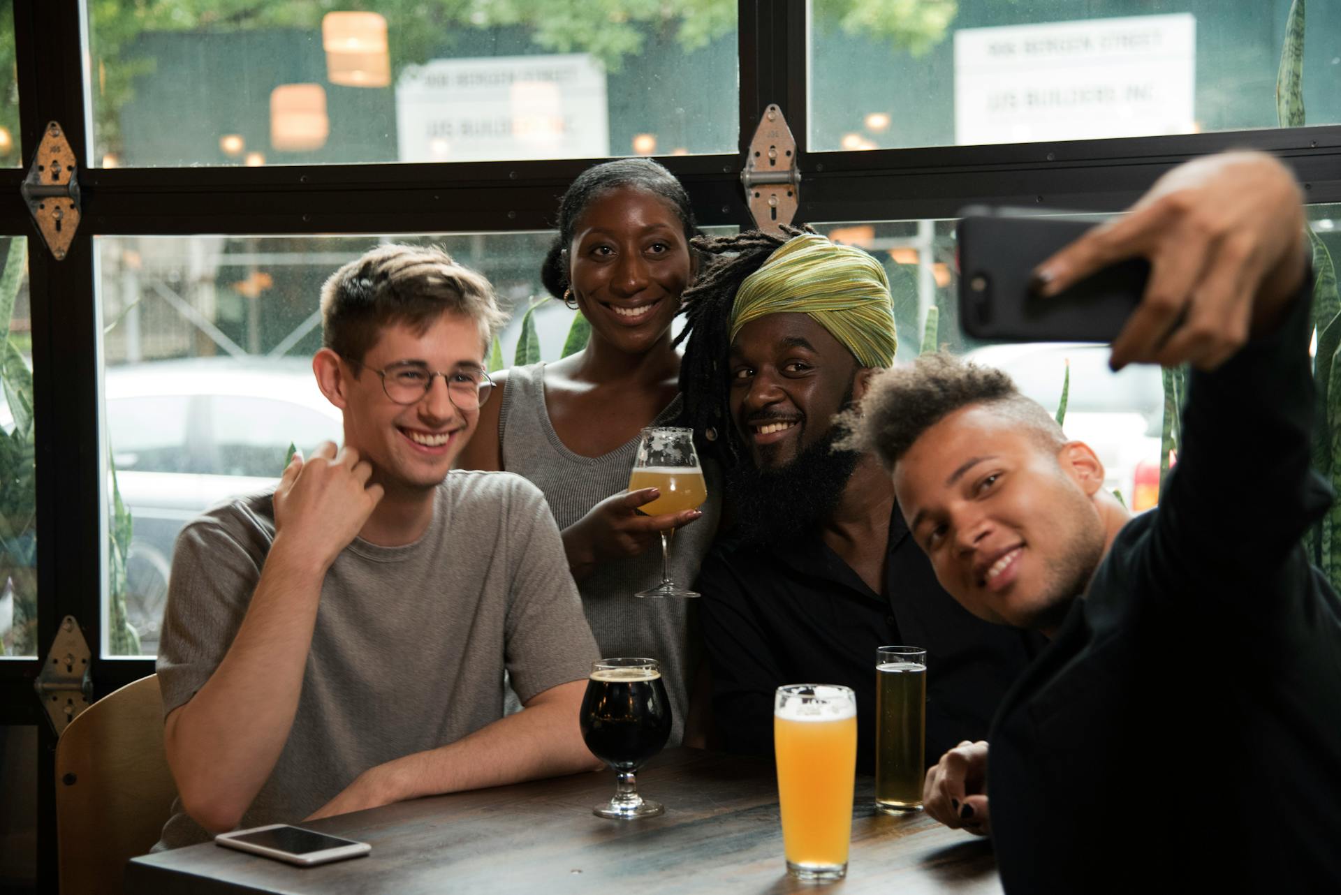 Friends having fun in a pub | Source: Pexels