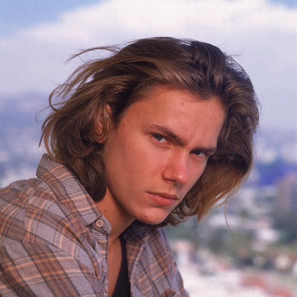 Portrait en plein air de River Phoenix en 1991. | Photo : Getty Images