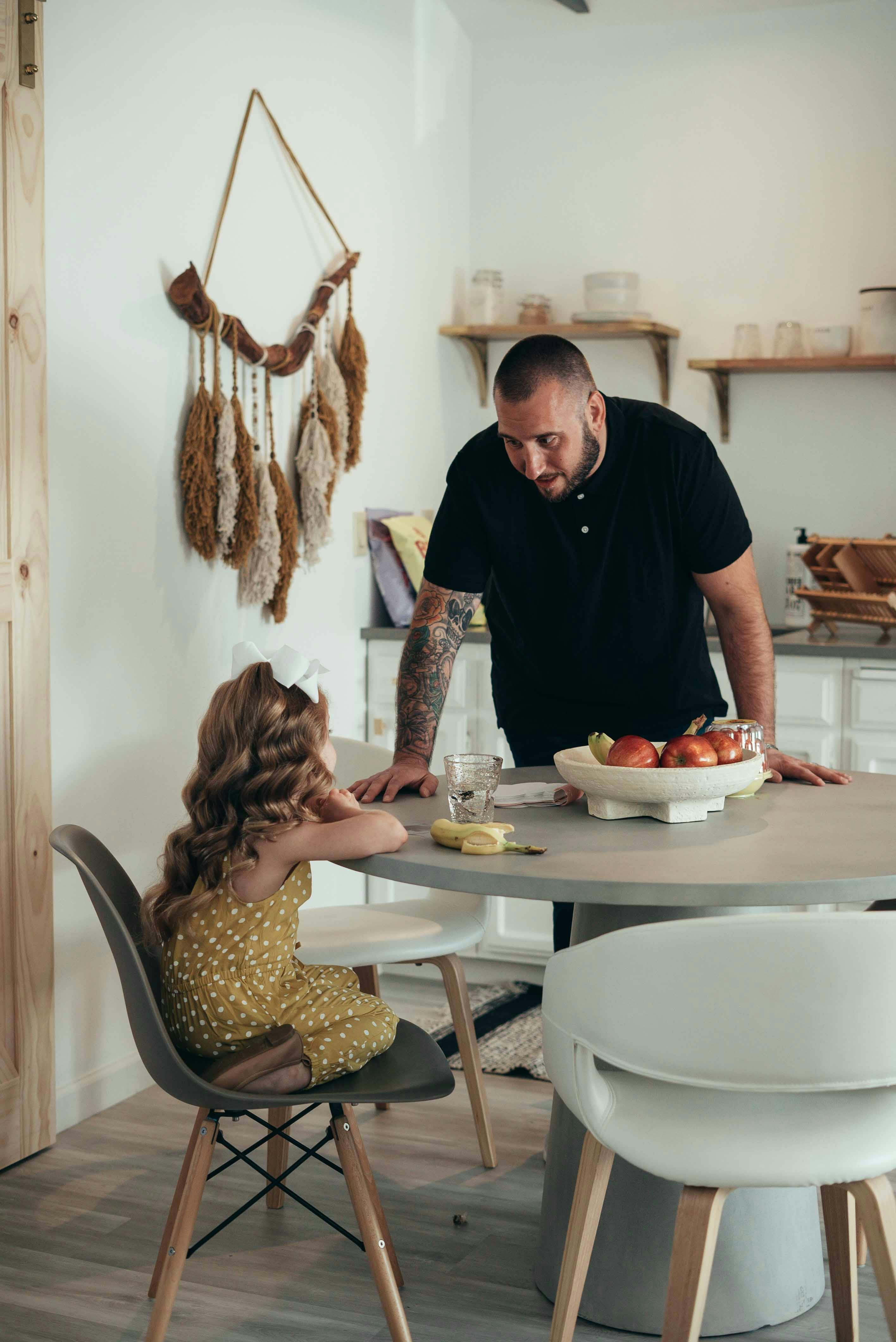 Mother talking to his daughter | Source: Pexels