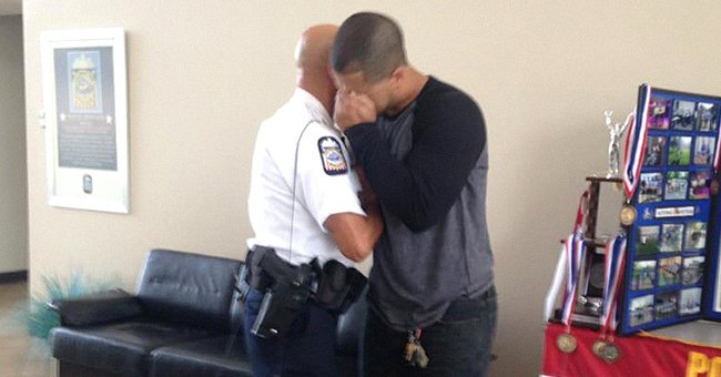Un officier de police embrasse un jeune homme qu'il a sauvé de la noyade il y a plusieurs années | Photo : Facebook/ColumbusPolice 