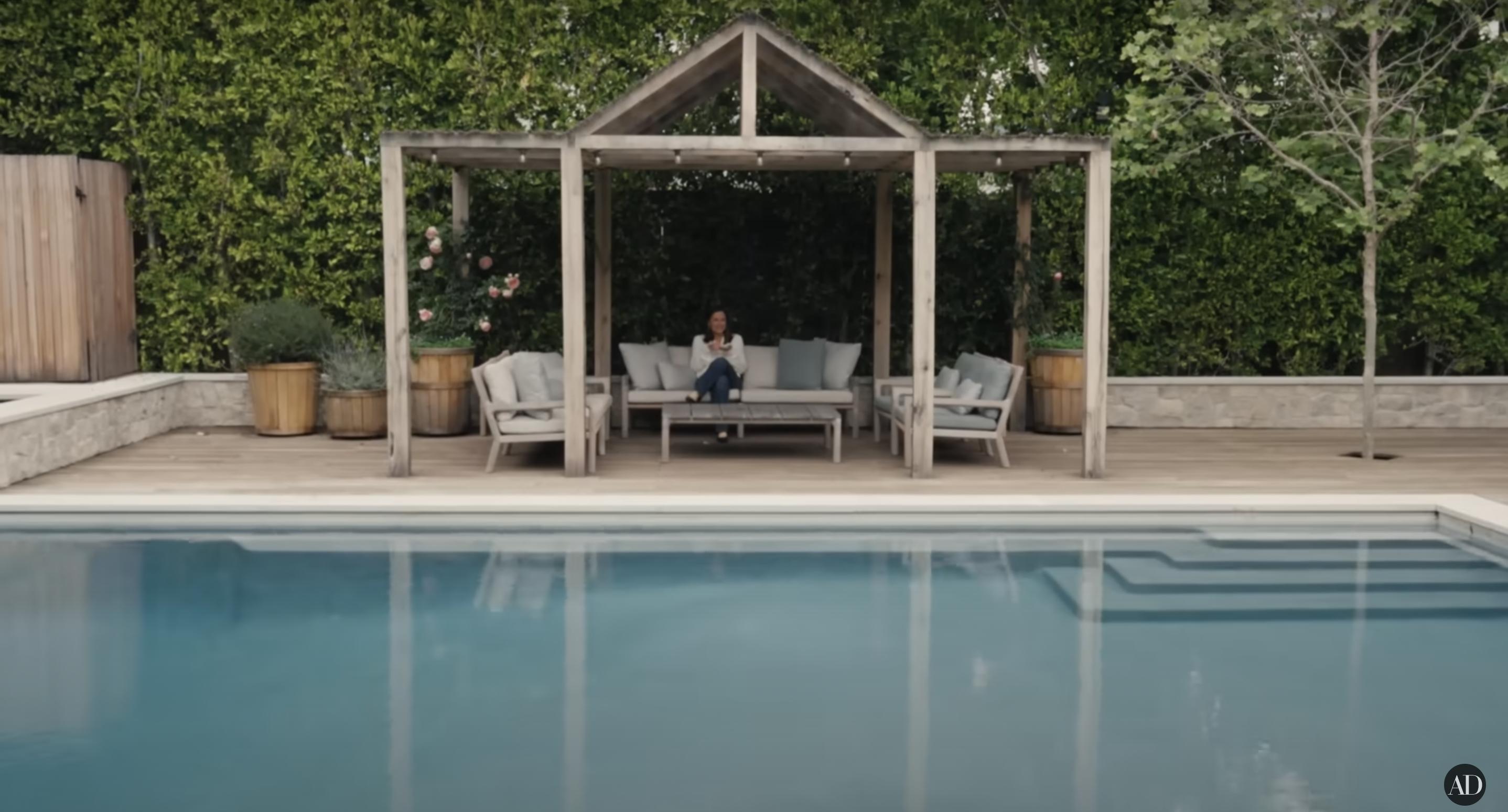 Jennifer Garner's pool house, dated September 3, 2024 | Source: YouTube/@Archdigest