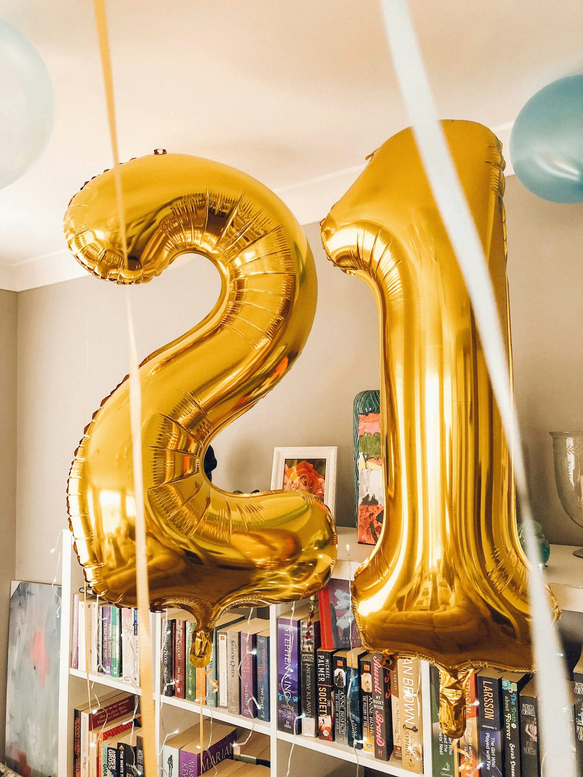 Balões de foil dourados do 21º aniversário | Fonte: Unsplash