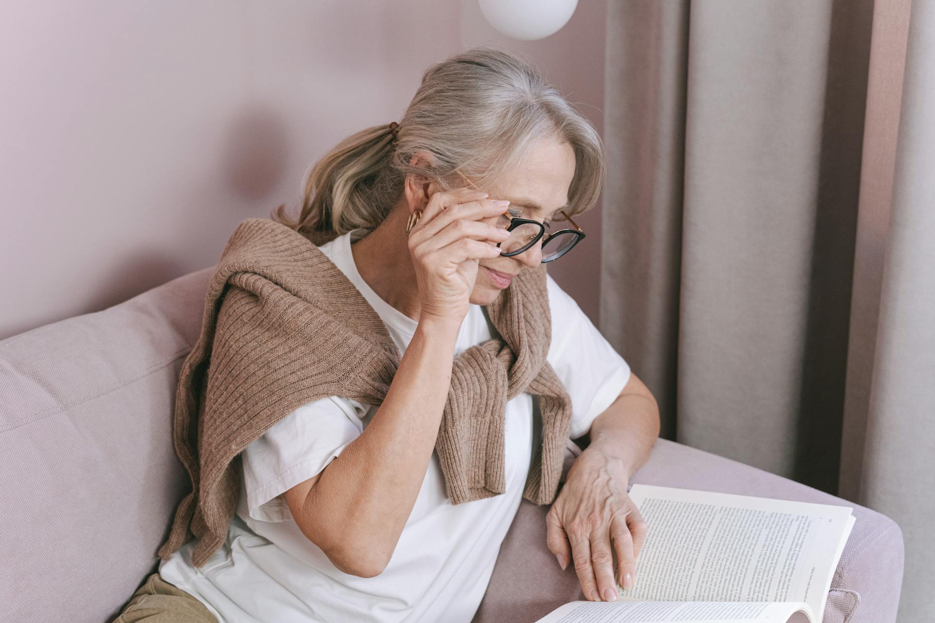 An elderly woman reading a book | Source: Pexels