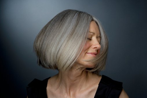 Une femme mûre qui tourne la tête. | Photo : Getty Images