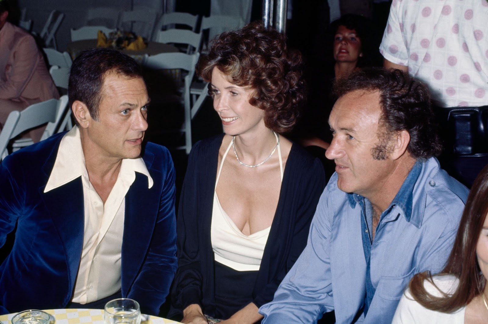 Tony Curtis, Leslie Allen Hackman, and Gene Hackman at a party at the Candy Store in Beverly Hills, California, on July 23, 1975 | Source: Getty Images