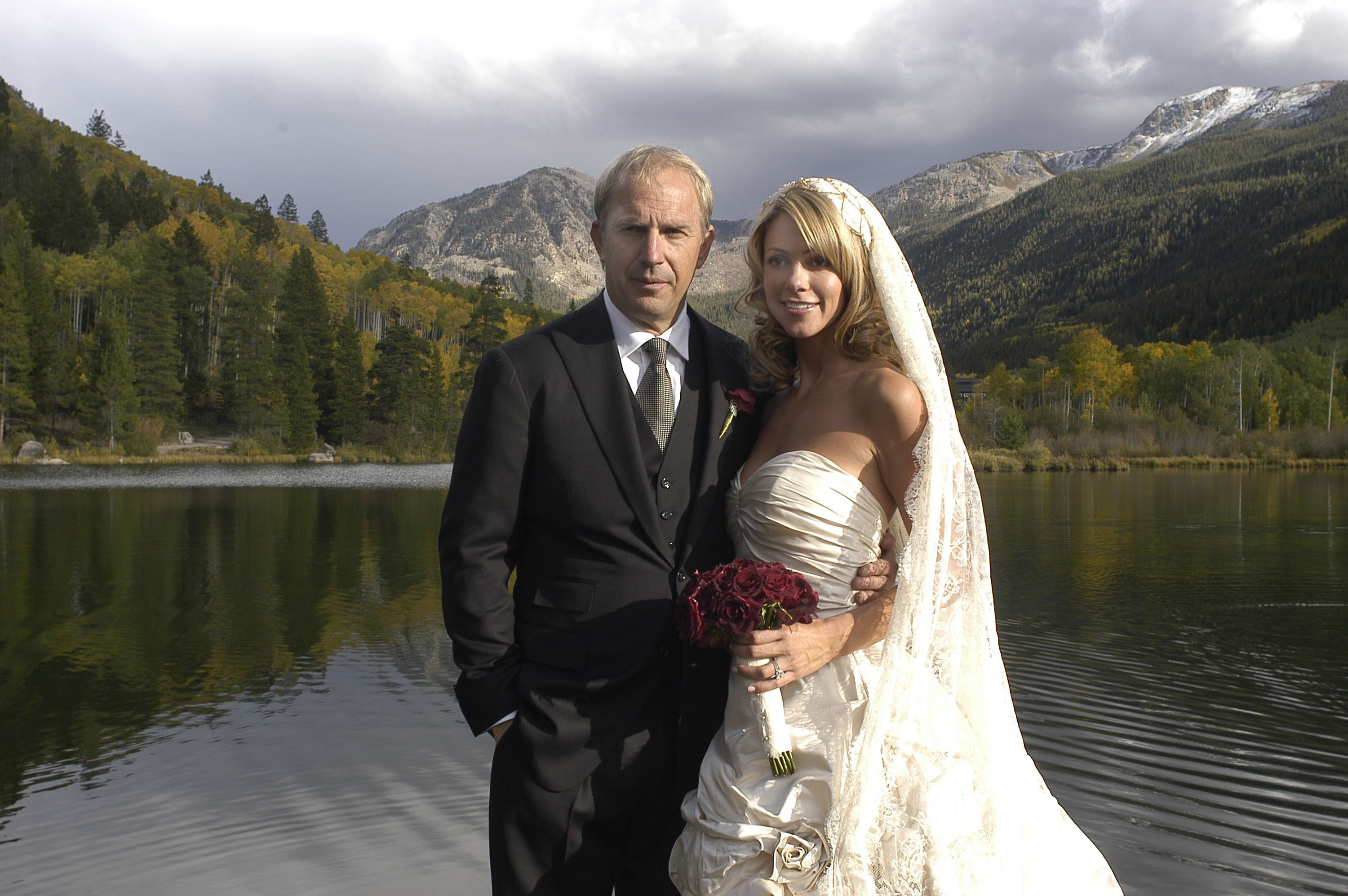 Kevin Costner and Christine Baumgartner at their wedding in Aspen, Colorado ranch on September 25, 2004. | Source: Getty Images