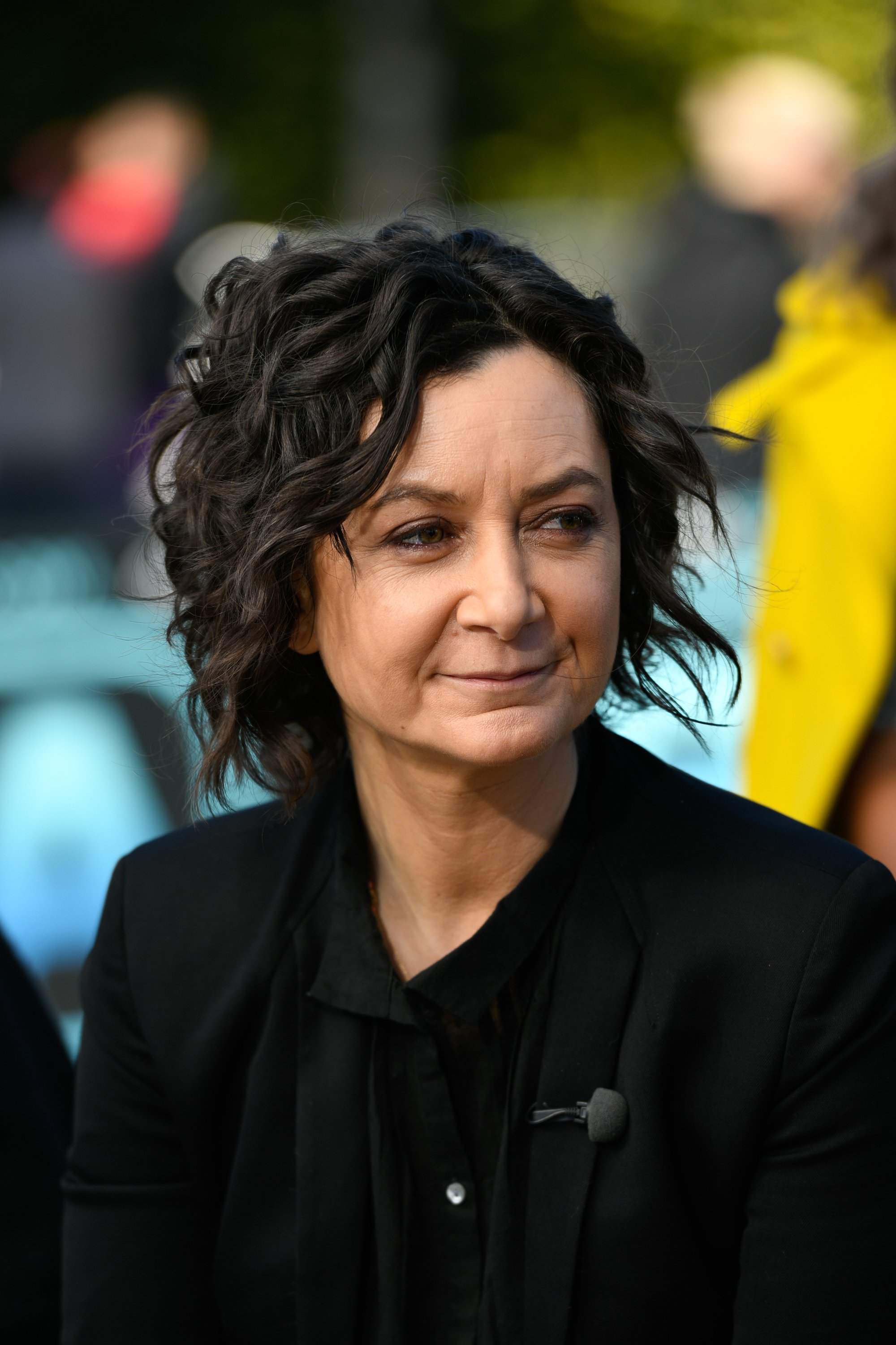 Sara Gilbert visits "Extra" in Universal City, California on February 19, 2019 | Photo: Getty Images