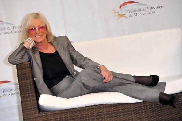 Evelyne Leclercq pose lors d'un photocall de l'émission de télévision française Tournez Manege lors du Festival de télévision de Monte-Carlo 2010 organisé au Grimaldi Forum le 7 juin 2010 à Monte. | Photo : Getty Images