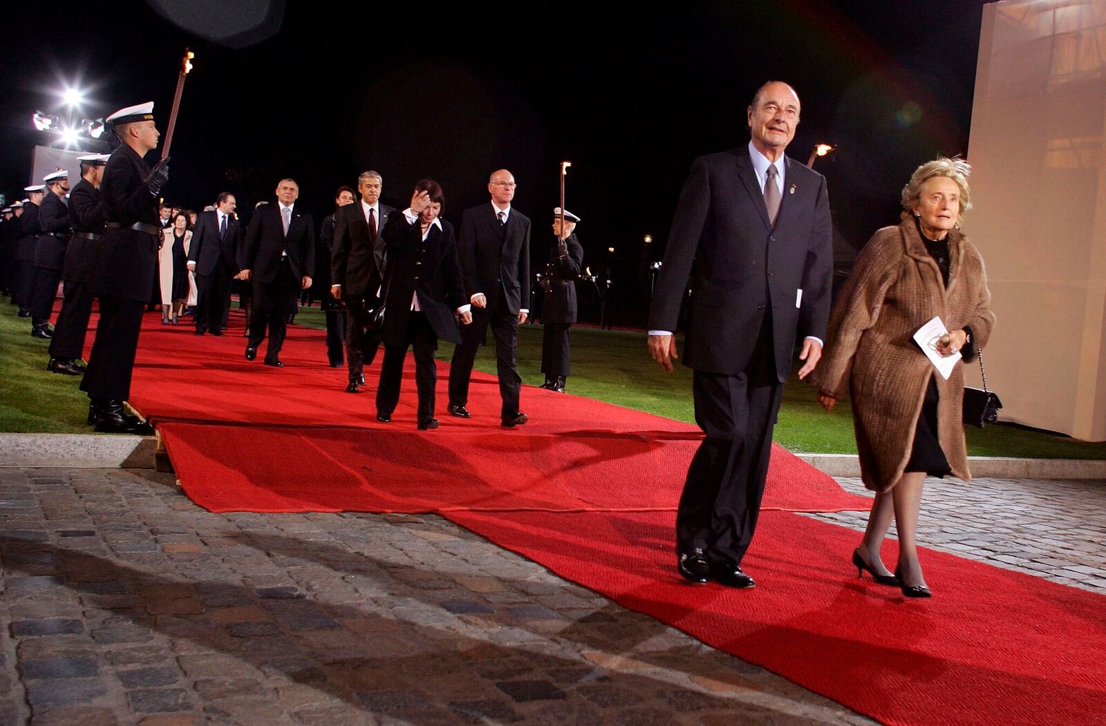 Jaques Chirac et son épouse Bernadette arrivent à un dîner en l'honneur des dirigeants européens au Bellevue Palace le 24 mars 2007 à Berlin. | Photo : GettyImage