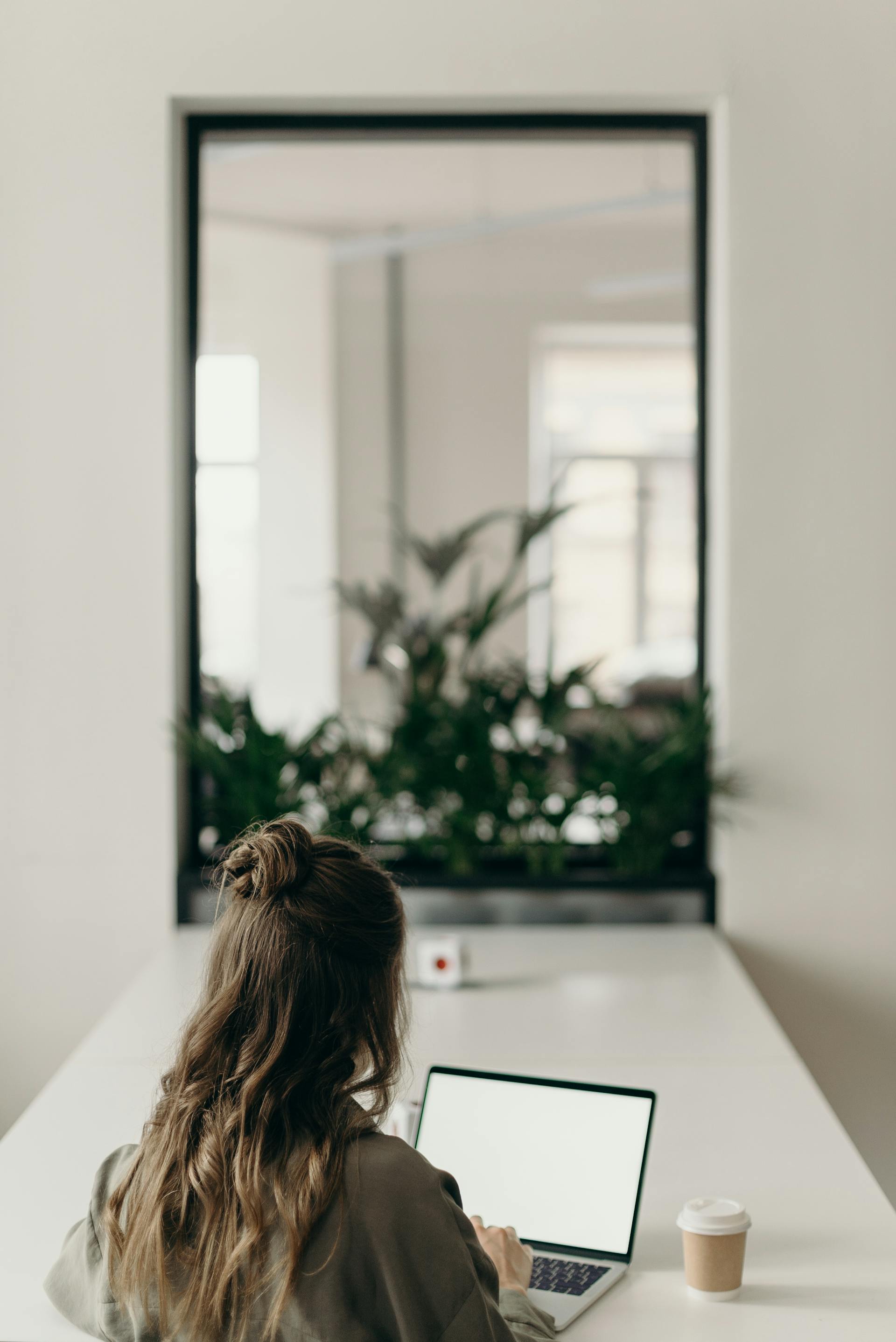 A woman working on her laptop | Source: Pexels