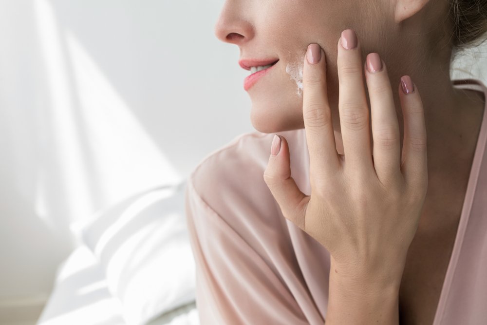 Mujer hidratando la piel de sus rostro. | Foto: Shutterstock