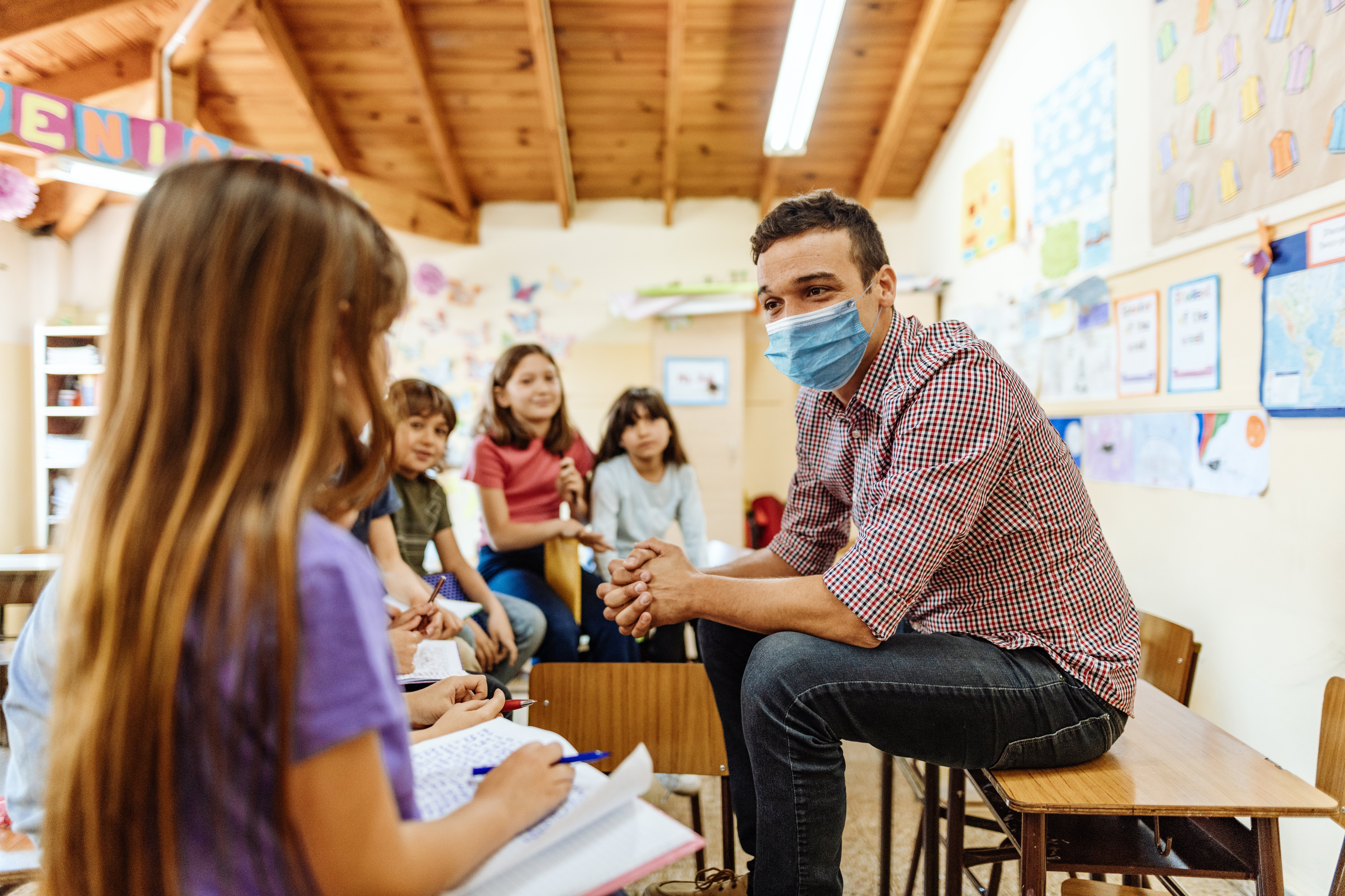 Un profeseur portant un masque devant ses élèves | Photo: Getty Images