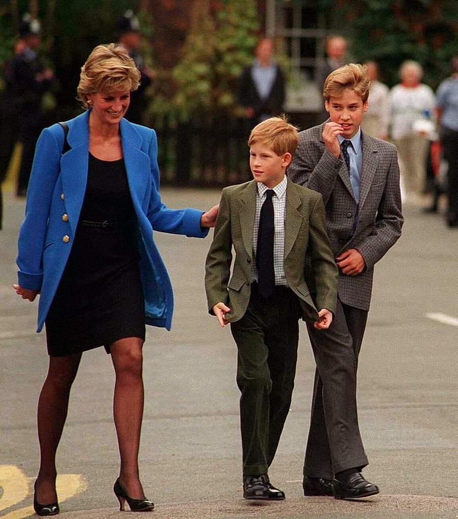 El príncipe William con Diana y el príncipe Harry en Eton College, el 6 de septiembre de 1995 en Windsor, Inglaterra. | Foto: Getty Images