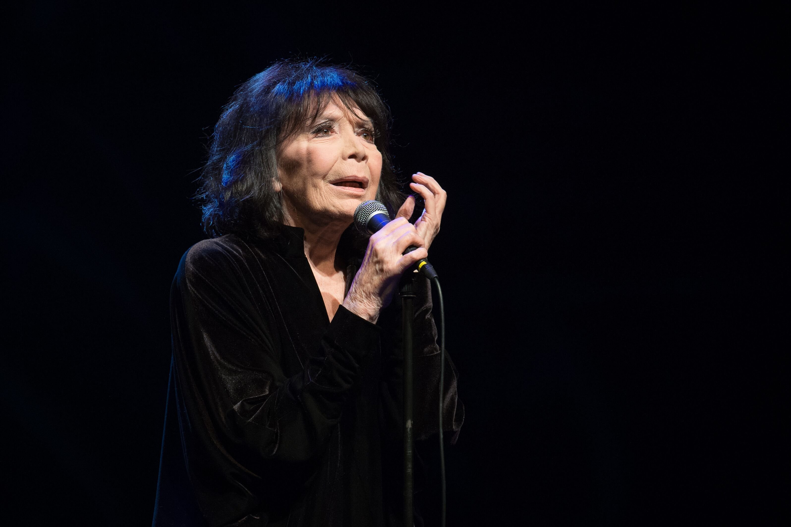 Juliette Greco se produit à La Cigale le 18 décembre 2015 à Paris, France. | Photo : Getty Images Juliette Greco se produit à La Cigale le 18 décembre 2015 à Paris, France. | Photo : Getty Images