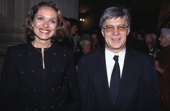 Guy Bedos et sa femme Joëlle Bercot lors d'une soirée à l'Opéra de Paris en juin 1993, France. | Photo : Getty Images