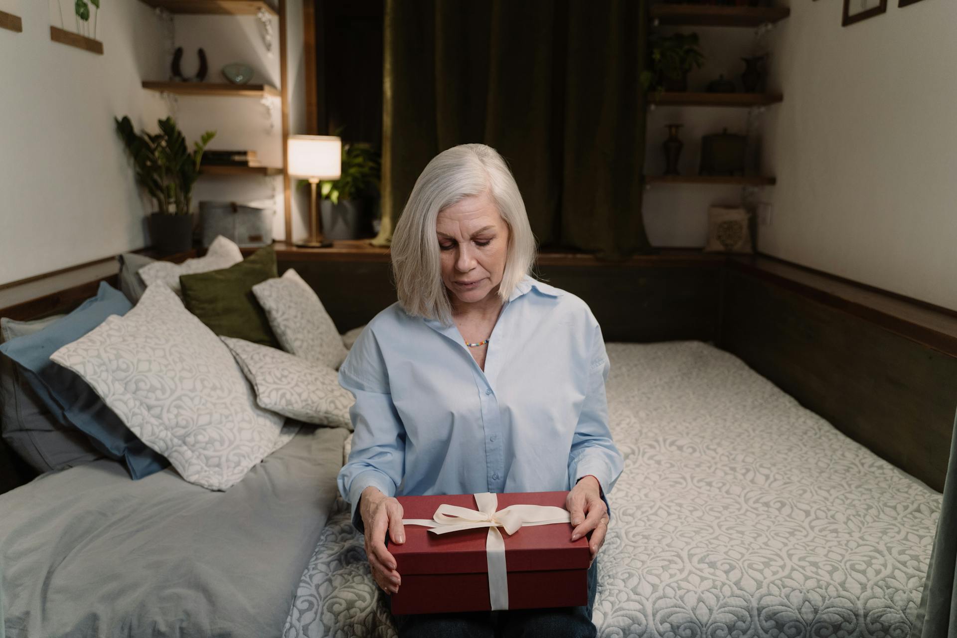 A woman holding a nicely-wrapped box | Source: Pexels