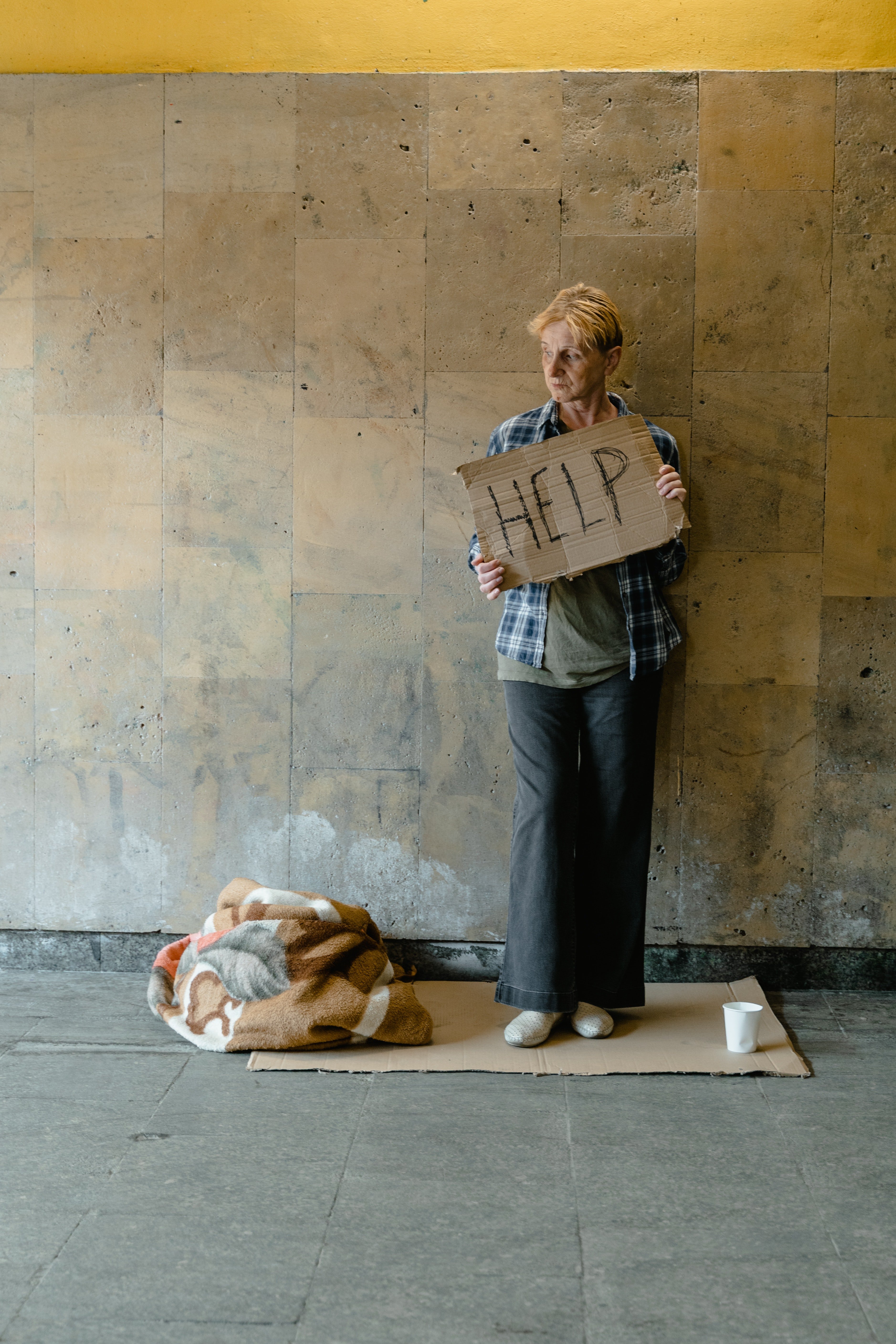 Mujer pidiendo dinero en las calles. | Foto: Pexels