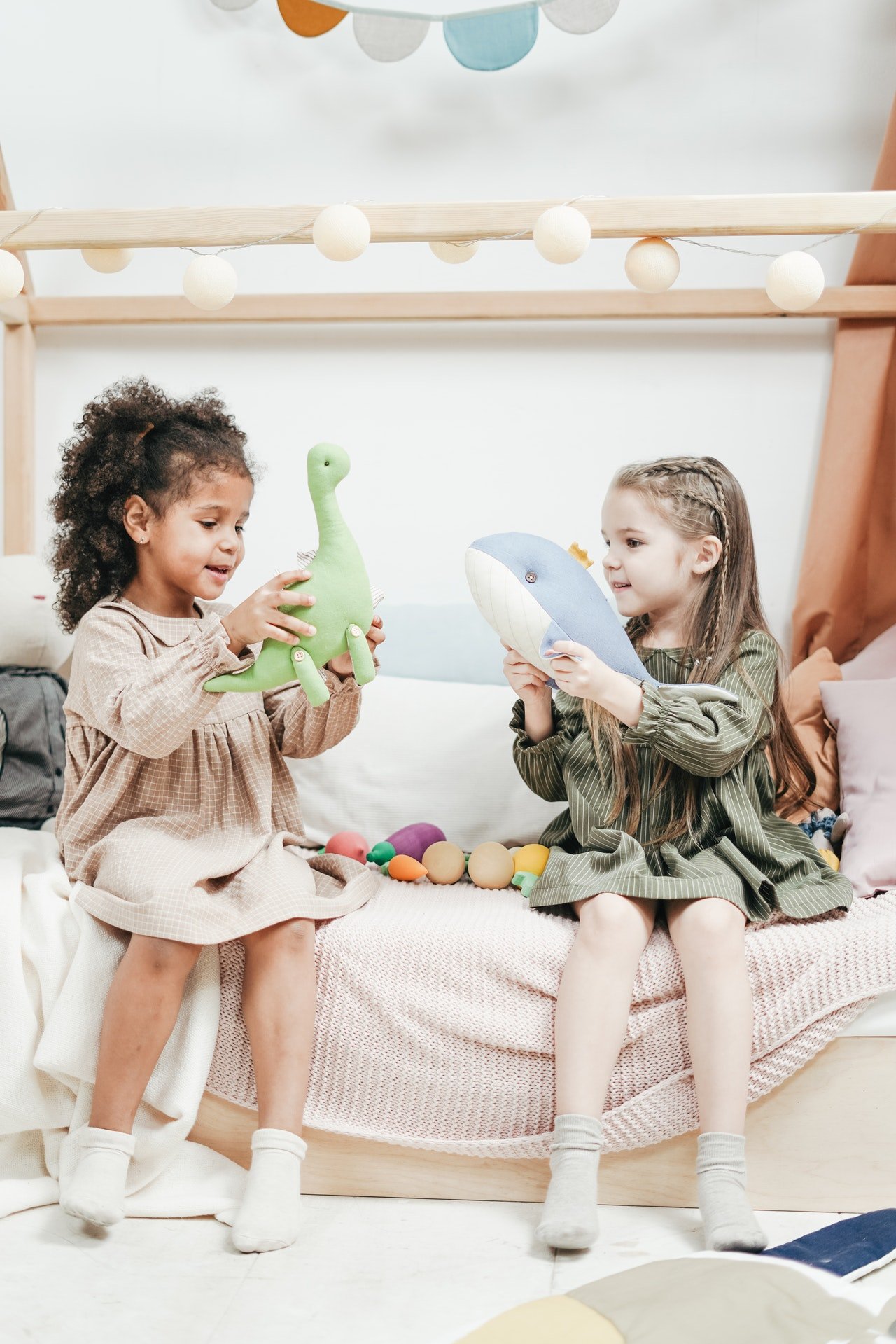 Niñas jugando. | Foto: Pexels