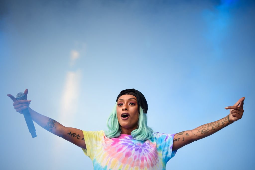 Nura steht während des Lollapalooza Festivals im Olympiapark auf einer der Bühnen und singt in ein Mikrofon. Foto: Gregor Fischer / dpa (Foto von Gregor Fischer) I Quelle: Getty Images)