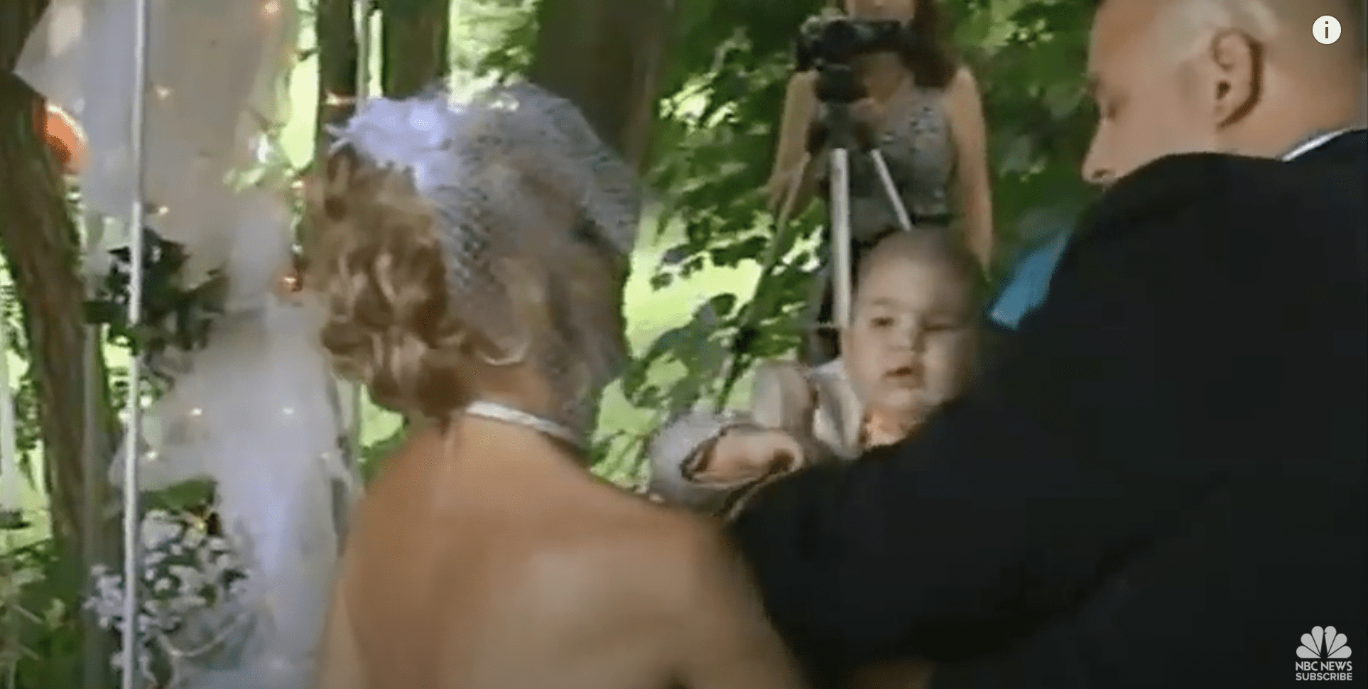 Christine und Sean bei ihrer Hochzeit mit Sohn Logan als Trauzeuge | Quelle: YouTube/NBC News