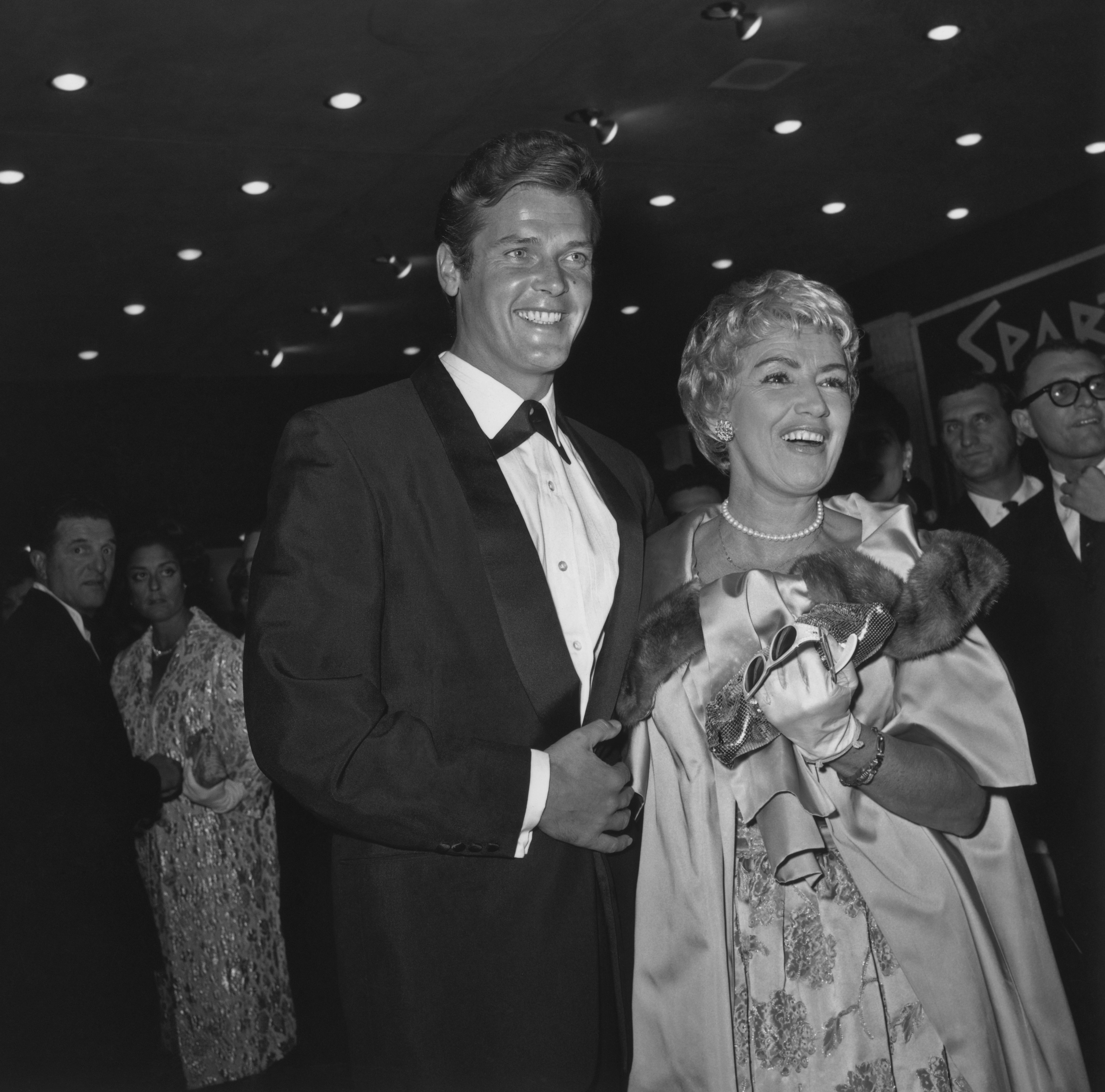 British actor Roger Moore and his wife singer Dorothy Squires at the premiere of Stanley Kubrick's 'Spartacus,' circa 1960 | Source: Getty Images