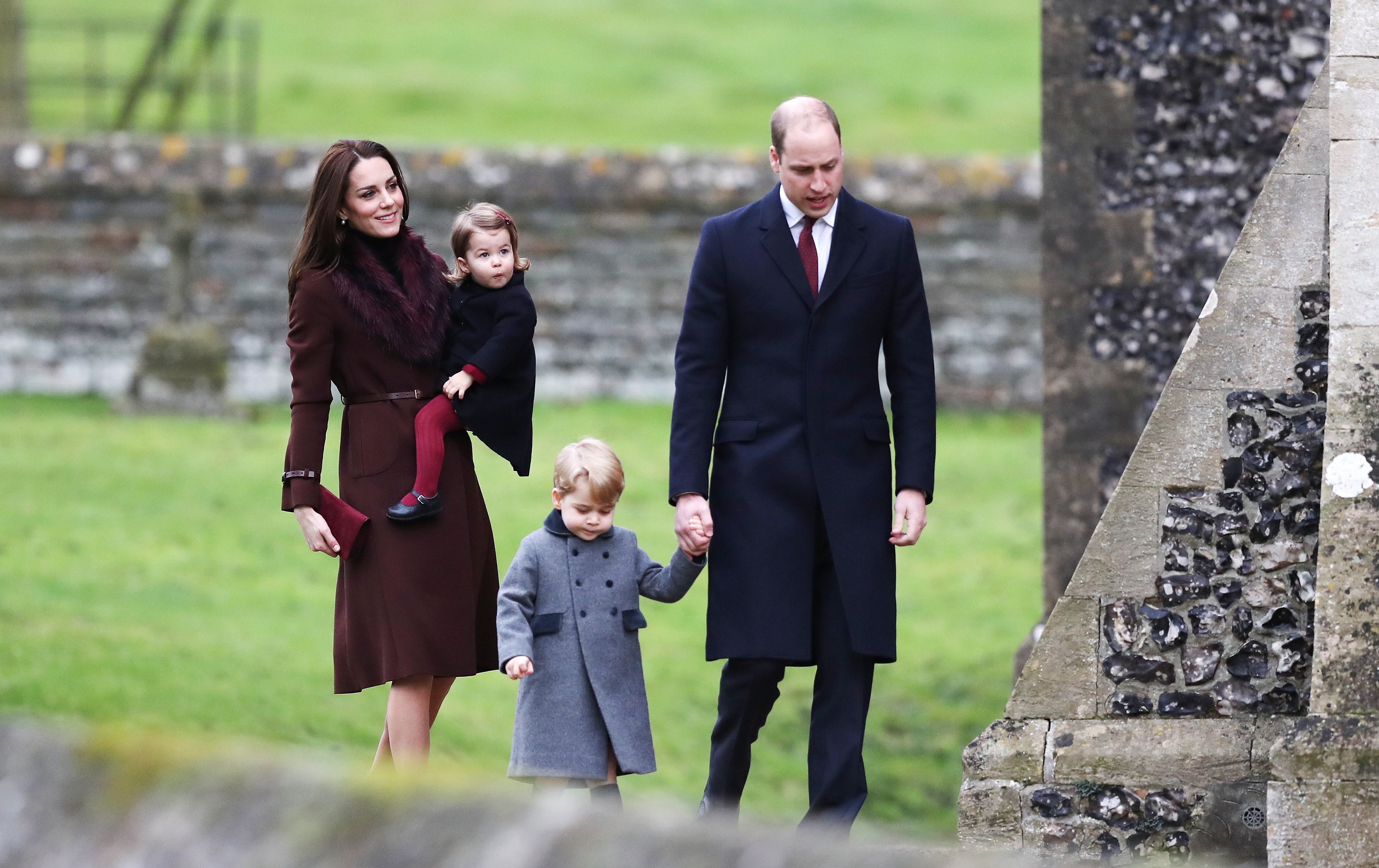 Kate Middleton y el príncipe William con sus hijos George y Charlotte en Berkshire, en 2016. | Foto: Getty Images