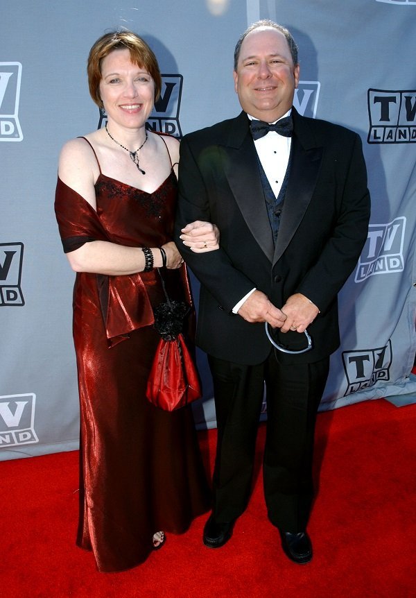 Larry Mathews and his wife, Jennifer, on March 2, 2003 in Hollywood, California | Source: Getty Images