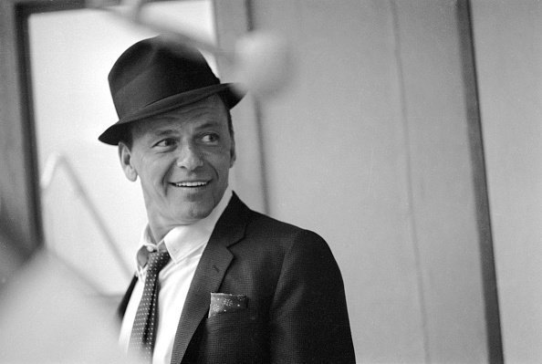 Frank Sinatra bei einer Aufnahmesitzung für 'Come Blow Your Horn', Hollywood, Kalifornien, 01. Januar 1963. | Quelle: Getty Images
