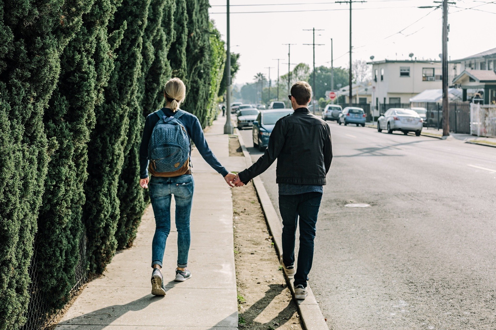 Un couple de jeunes gens amoureux. Photo : Pixabay