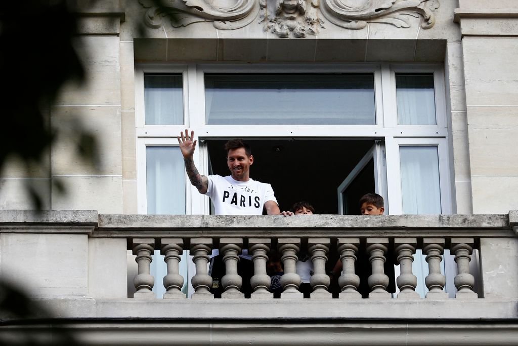 Lionel Messi au balcon de l'hôtel Royal Monceau | photo : Getty Images