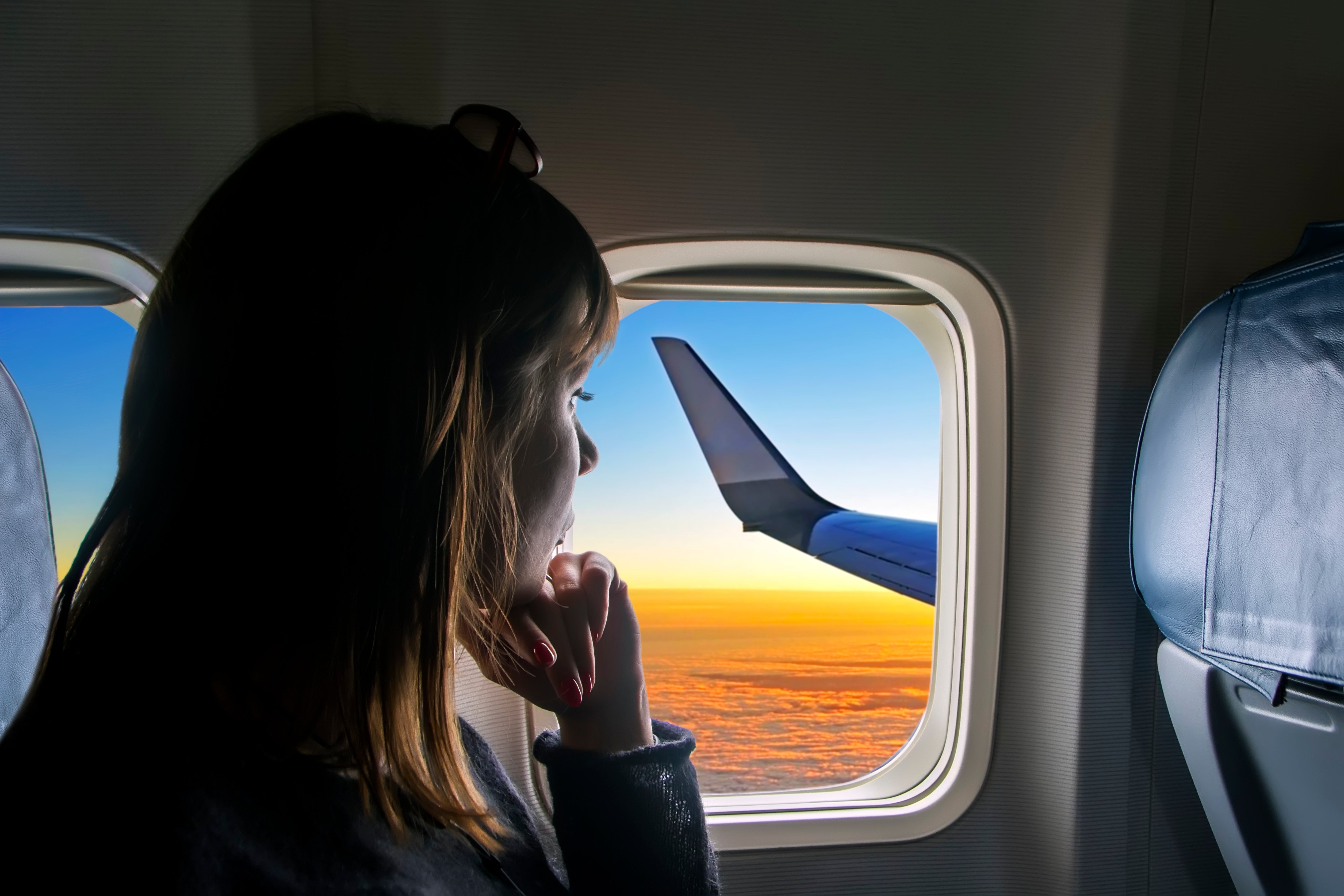 Mujer en avión. | Foto: Shutterstock