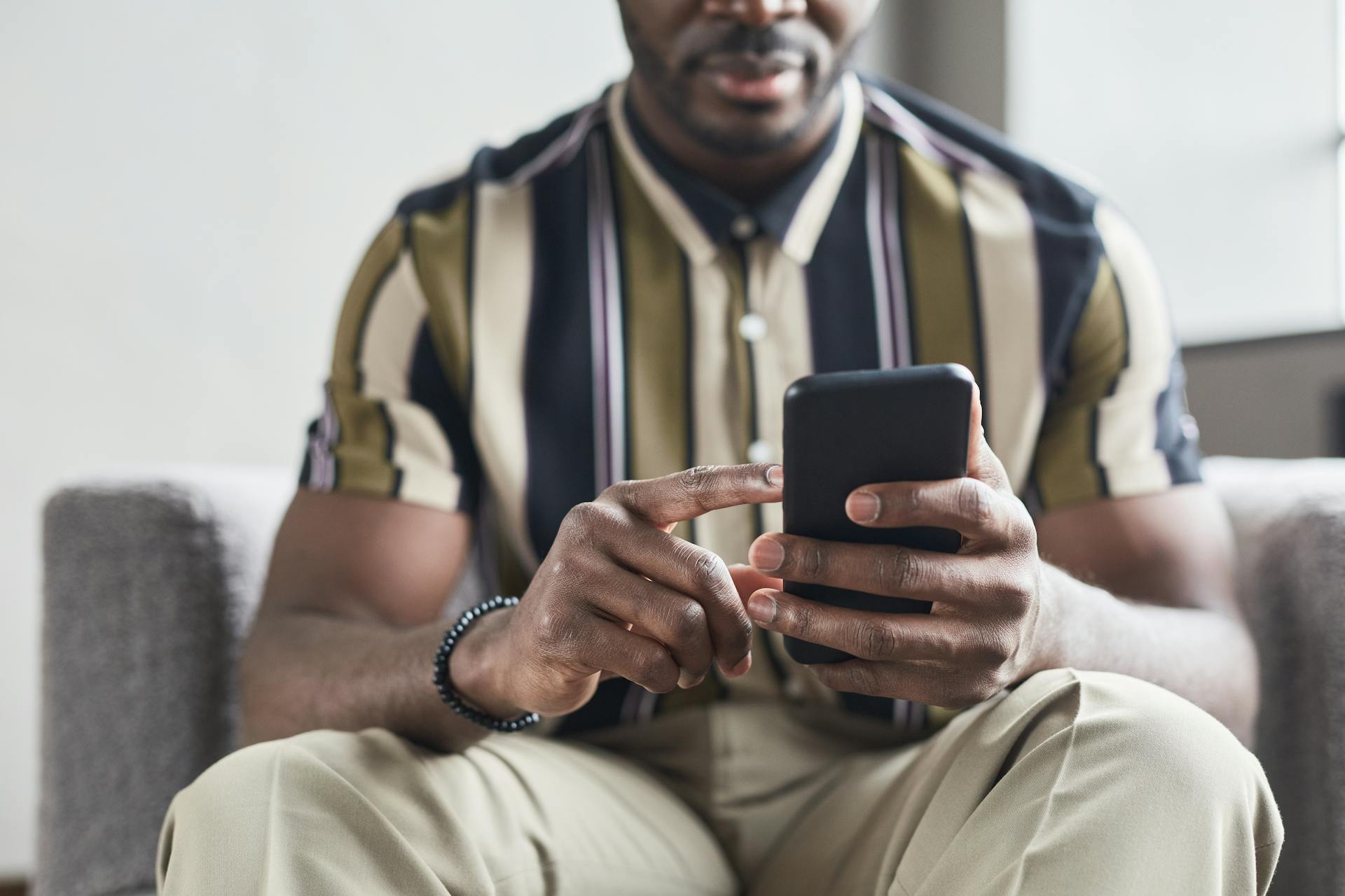 Um homem usando seu telefone | Fonte: Pexels