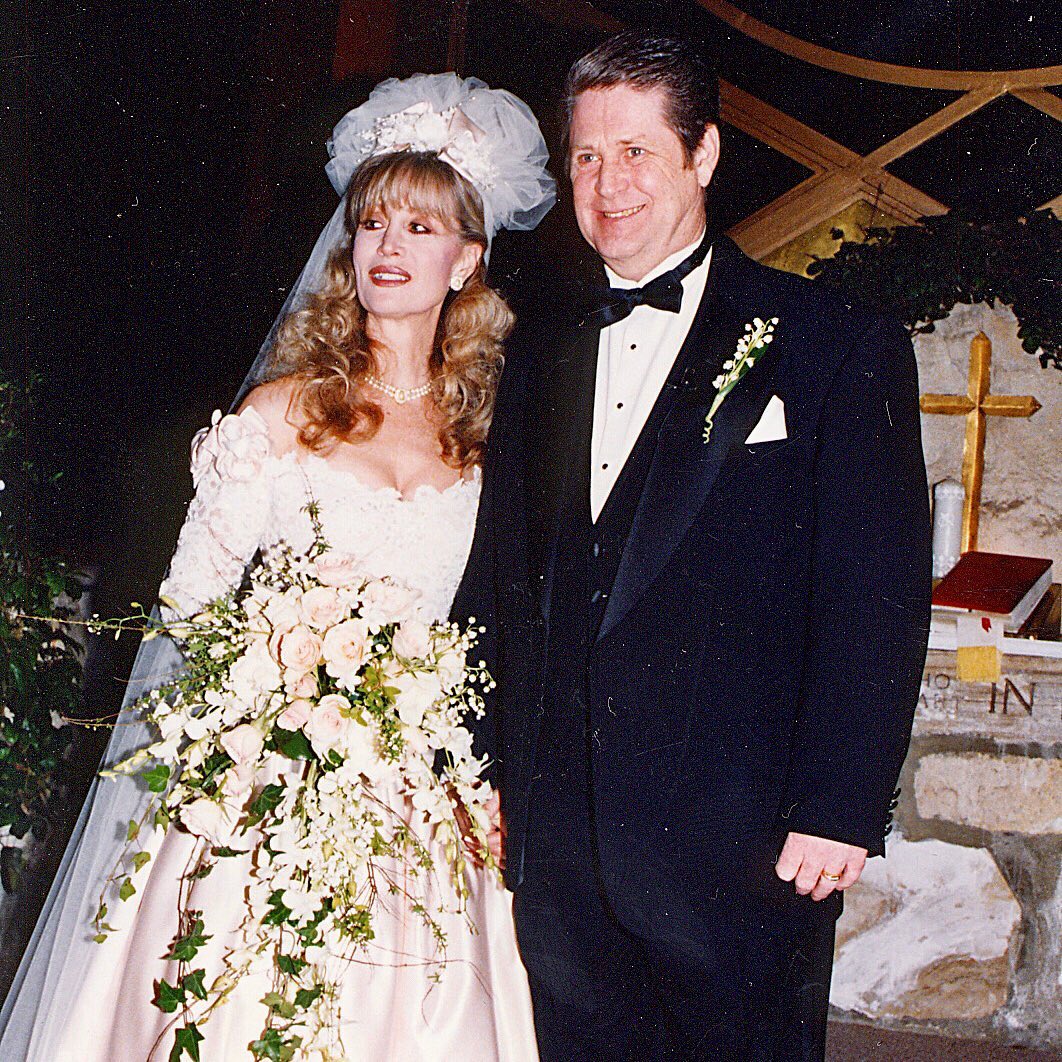 Brian and Melinda Wilson on their wedding day in 1995 from a post dated February 6, 2021. | Source: Instagram/brianwilsonlive