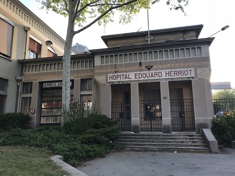 L'hôpital Édouard Herriot à Lyon, entrée du bâtiment | Photo : Getty Images