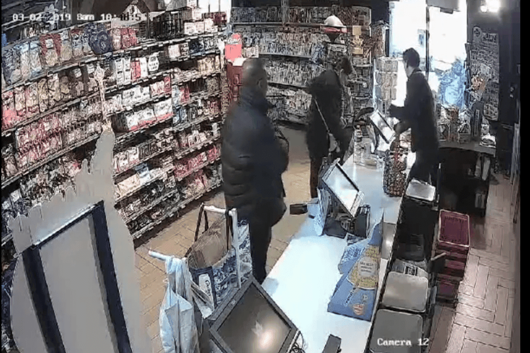 L'homme en train de voler la cagnotte destinée à Tylian. | Facebook/Casino Shop Gonesse