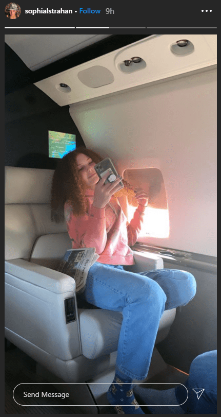 Sophia Strahan, daughter of former pro football player Michael Strahan, took a snap of her sister, Isabella, taking a selfie by the window. | Photo: instagram.com/sophialstrahan