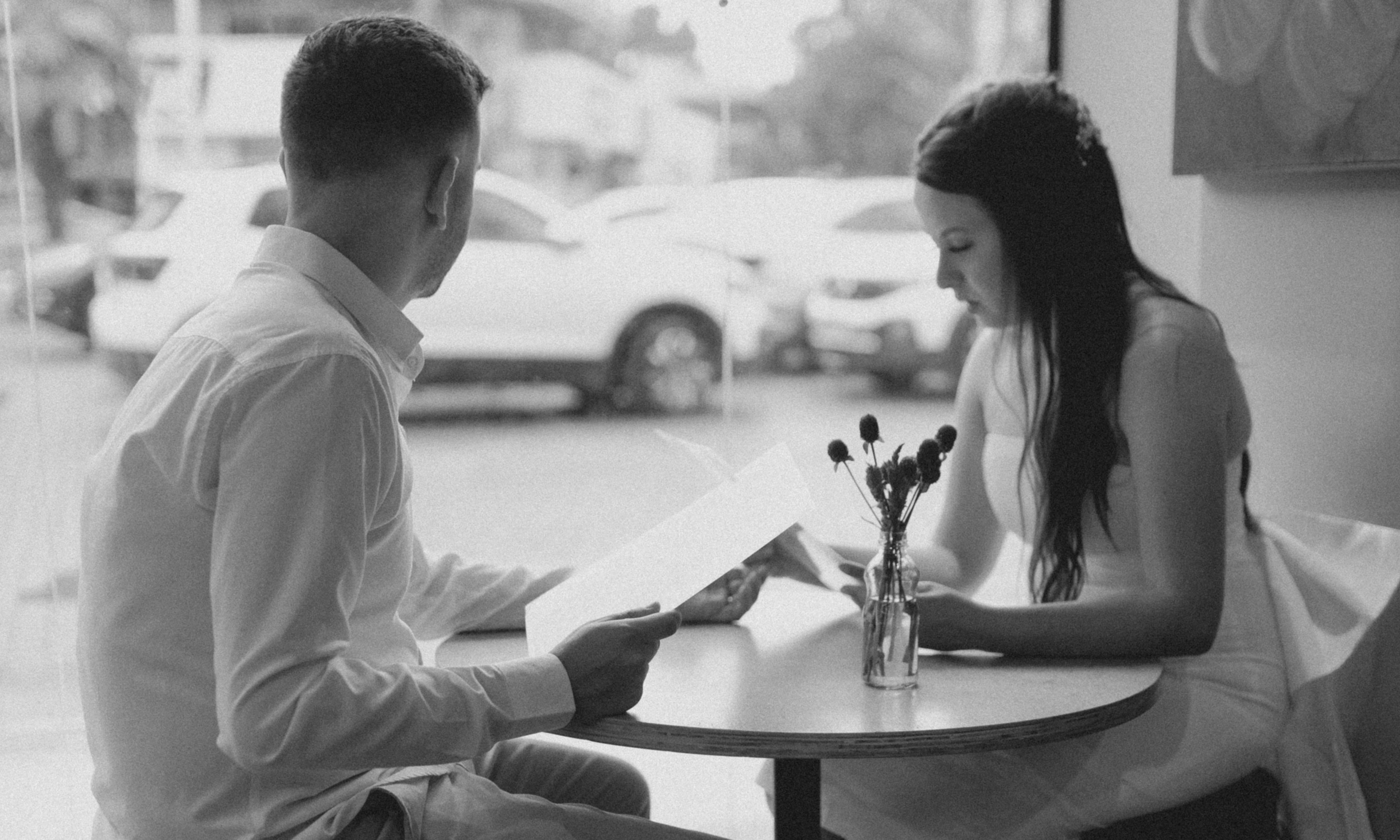 A man and woman meeting in a café | Source: Pexels