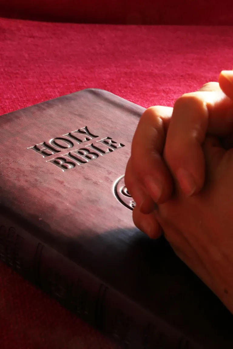 Il a trouvé la bible et a relu la note. | Source : Pexels
