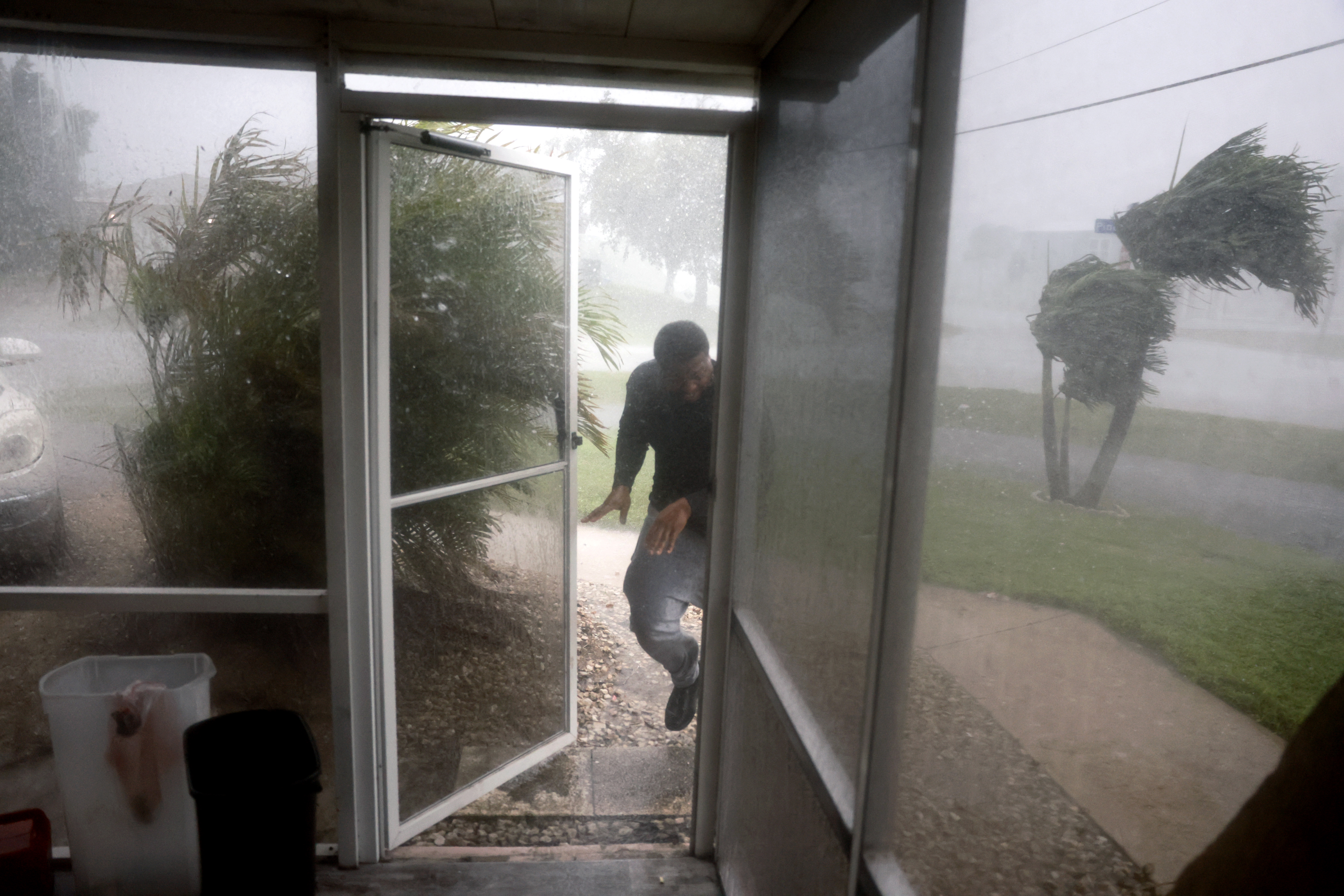 Chris Williams evacuates his apartment before Hurricane Milton's arrival on October 9, 2024 | Source: Getty Images