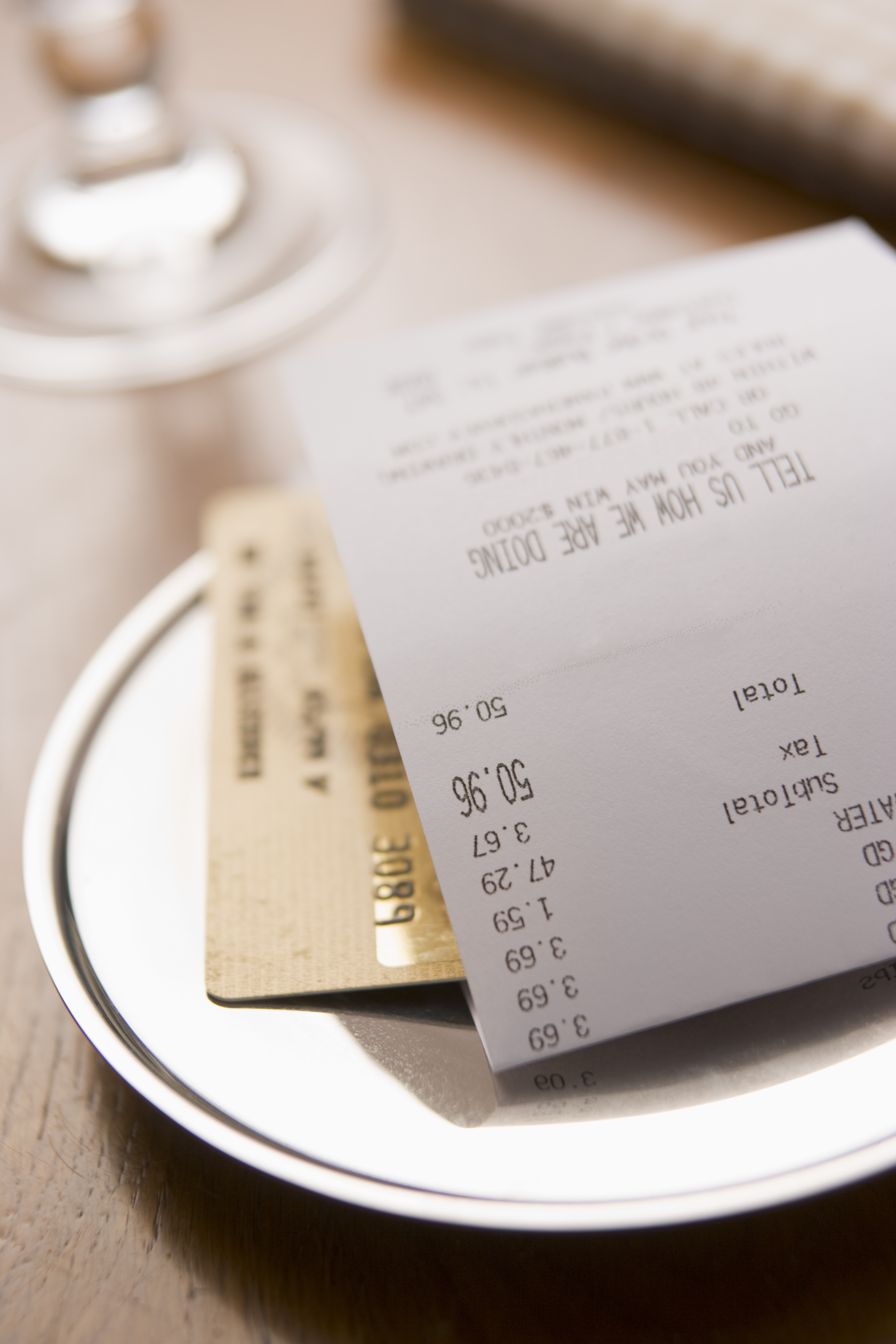 A restaurant bill and a credit card | Source: Shutterstock
