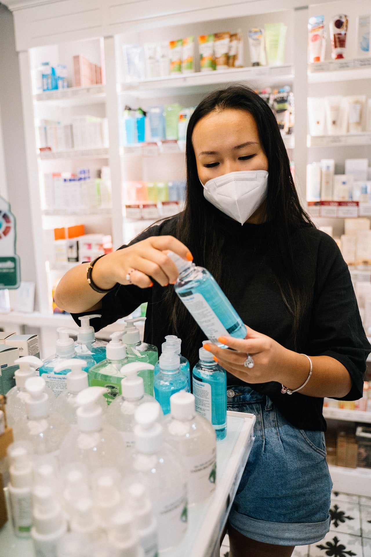 Photo of a woman in a pharmacy store | Photo: Pexels